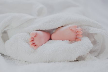 רגליים של תינוק במגבת לבנה