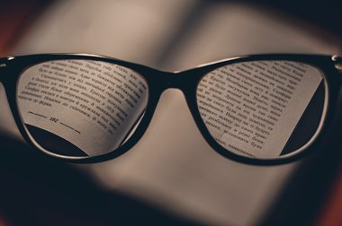 מילון ומשקפי ראייה